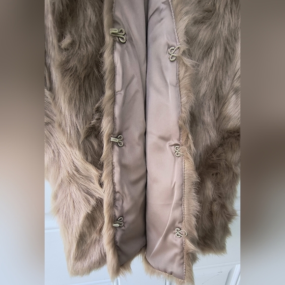 Joie Super Soft Faux Fur V Neckline Festival Boho Neutral Tan Clasped Vest XS - Picture 9 of 10